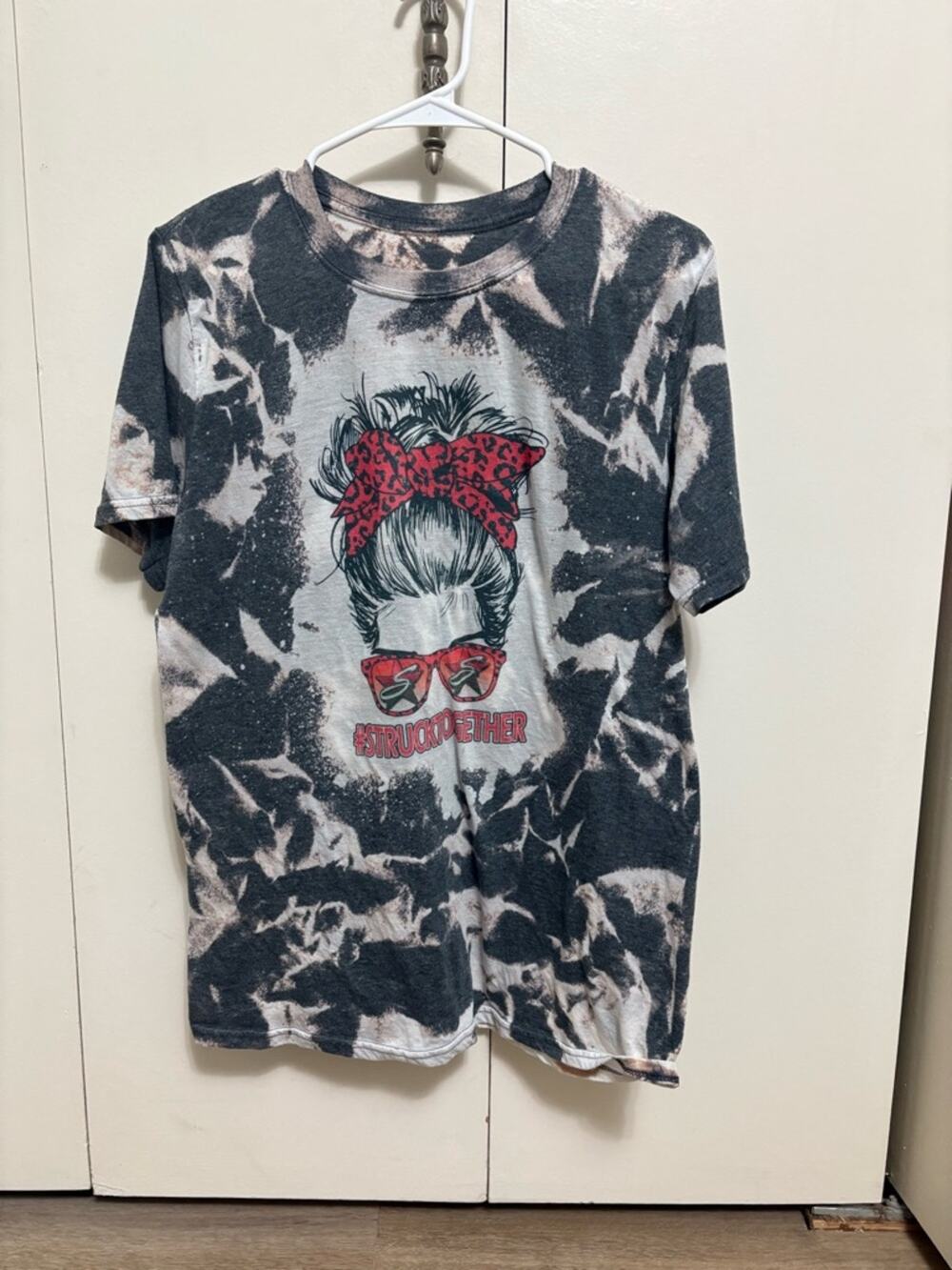 Black White Tie Dye Messy Bun Graphic T Shirt Woman L XL